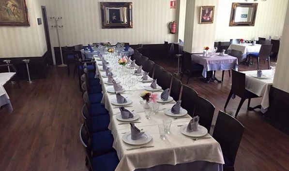 Una mesa montada para celebraciones panorámica restaurante valdemoro opera Vivaldi