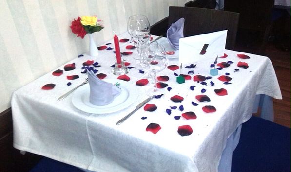 Una mesa montada para una cena romántica restaurante valdemoro opera Vivaldi